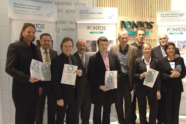 Hansgrohe-Vorstand und Pontos-Chef Otto Schinle (4. v.l.) mit den Siegern des Internationalen Pontos Umweltpreises. - © Pontos
