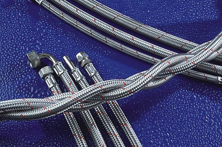 Lindner: Edelstahlumflochtene Schlauchleitungen aus ­Polyethylen mit KTW A-Prüfung und DVGW-Zulassung.
