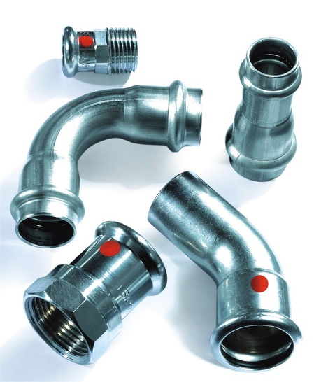 Sanha: Systemfittings für das NiroTherm-Presssystem (NiroSan-Press und Sanha-Therm mit rotem Punkt). - © Sanha
 Sanha: Systemfittings für das NiroTherm-Presssystem (NiroSan-Press und Sanha-Therm mit rotem Punkt).