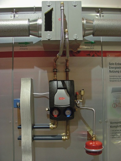 Nicht jeder glaubt an die hygienische Unbedenklichkeit von zuluftdurchströmten Erdwärmeübertragern. Als Alternative bietet Helios auch eine Erdsonden­lösung zur Vorwärmung/-kühlung an.