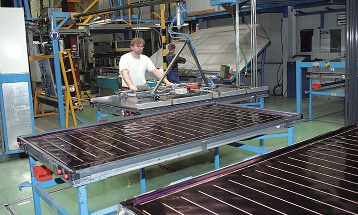 BBT: Fertigung von Solarkollektoren in Wettringen. - © BBT Thermotechnik
 BBT: Fertigung von Solarkollektoren in Wettringen.
