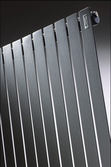 Acova: Alizea mit horizontalen Flachrohren. - © Acova
 Acova: Alizea mit horizontalen Flachrohren.