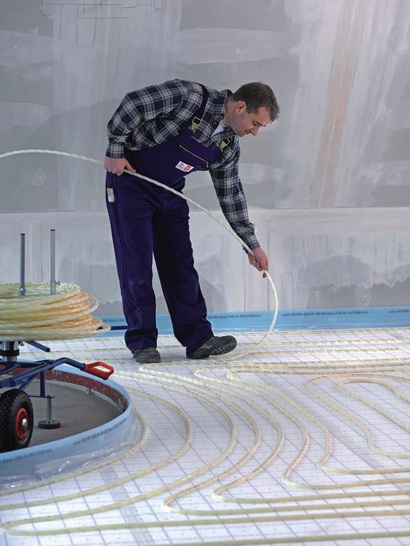 Uponor-Klettsystem: Die Dämmplatten sind mit einer KlettFolie vollflächig kaschiert. Auf diese werden die werkseitig mit Klettband versehenen Rohre nur noch aufgedrückt.