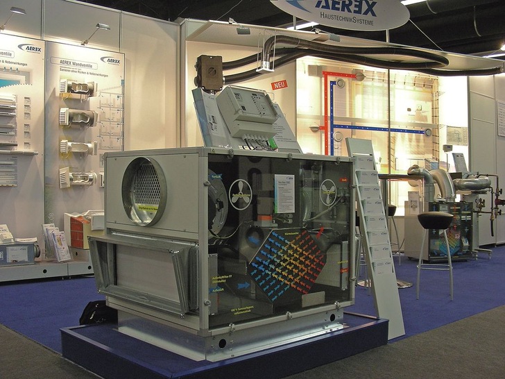 Die Maico-Tochter Aerex verzeichnet eine wachsende Nachfrage nach Wohnungslüftungs­systemen im Geschosswohnbau. Die große Anzahl von Schadensfällen mit Schimmelpilzen in fensterbelüfteten Wohnungen hätten die Wohnbauunternehmen sensibilisiert.