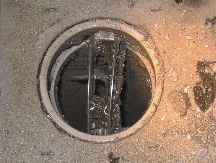 Das ist keine Abwasserleitung, sondern ein verschmutzter Einzelkanal einer Abluftanlage.