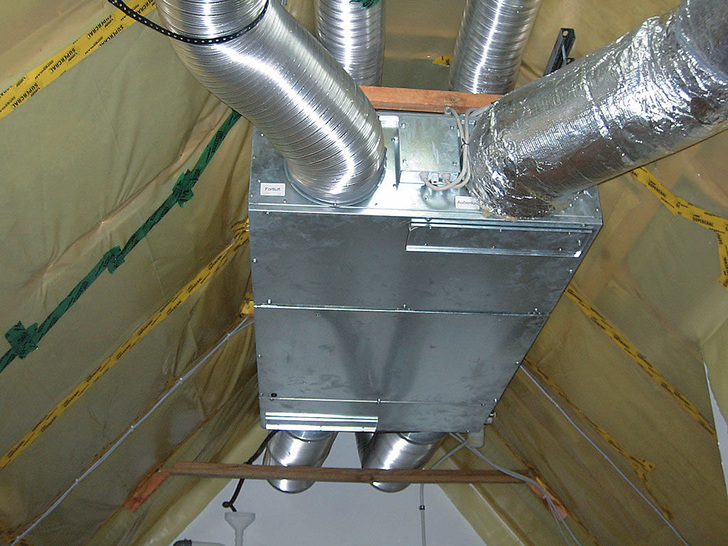 Kampmann: Installiertes Lüftungsgerät Indoor 400 WRG.