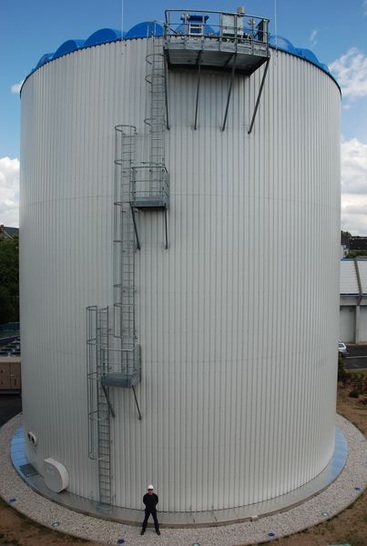 Dr. Thorsten Urbaneck vor dem 3,5-Mio.-Liter-Kältespeicher.