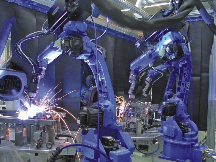 Schweißroboter an einer Rahmenschweißanlage.