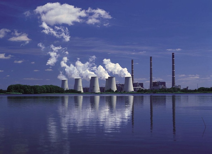 Sieht nur auf Unternehmensbildern sauber aus: Das von Vattenfall Europe betriebene Braunkohlekraftwerk Jänschwalde emittiert nach dem WWF-Ranking 1,2 kg CO2 /kWh el und im Jahr 2006 ­insgesamt 23,7 Mio. t CO 2 . Bezüglich der spezifischen CO 2 -Emissionen ist in Deutschland nur noch das RWE-Braunkohlekraftwerk Frimmersdorf mit 1,27 kg CO2 /kWh el schmutziger. - © Vattenfall Europe
