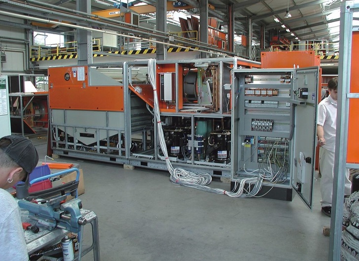 Menerga: In den Kompakt-Kaltwassererzeugern werden jetzt neue Scroll-Kompressoren mit verbessertem Wirkungsgrad im Teillastbereich eingesetzt.