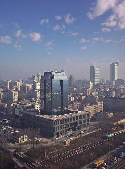 Warta Tower in Warschau, Baubeginn Oktober 1998, Eröffnung Dezember 2000. Die Betriebskosten wurden auf Basis einer „Komplexen Energieberatung“ erheblich gesenkt.