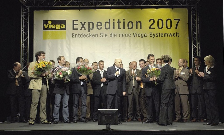 Nach der letzten Veranstaltung der Viega-Expedition 2007 in Düsseldorf bedankte sich Marketingleiter Dirk Thielker (Mitte) für das große Engagement der Mitwirkenden und Organisatoren. Im Hintergrund: Viega-Verkaufsteam Rheinland. - © Viega
 Nach der letzten Veranstaltung der Viega-Expedition 2007 in Düsseldorf bedankte sich Marketingleiter Dirk Thielker (Mitte) für das große Engagement der Mitwirkenden und Organisatoren. Im Hintergrund: Viega-Verkaufsteam Rheinland.