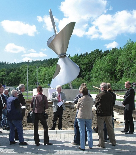 Übergabe der Skulptur „Energie“ durch Oventrop-Geschäftsführer Georg Rump (Mitte). - © Oventrop
