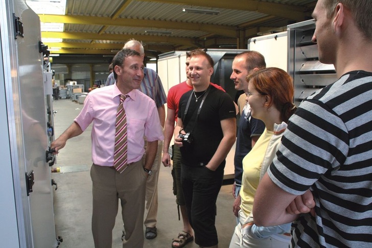 Christian Backes, Produkt-Leiter bei Howatherm, diskutiert mit den TGA-Studenten der HTW Dresden über die Produktionsphilosophie des Klimatechnikherstellers. - © Trogisch
