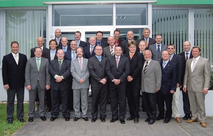 Armacell-Verkaufsleiter SHK Patric Schustowski (links vorne) und Geschäftsbereichsleiter Europa Nord Christoph Nielacny (zweiter von links) mit dem neuen Armacell SHK Außendienst-Team.