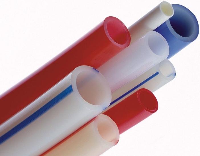 Sind in den USA für den Transport von chloriertem Wasser ­zugelassen: PE-Xc-Rohre von Hewing. Für den Einsatz von Rohrmaterialien für Trinkwasser ist dort eine Zulassung anhand nationaler Richtlinien zur Resistenz gegen chloriertes Wasser Pflicht.