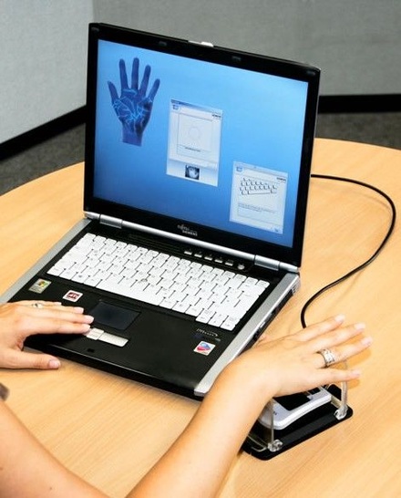 Personenerkennung durch Handvenen-Scan.