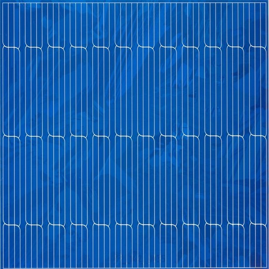 Multikristalline rückseitenkontaktierte MWT-Solarzelle. - © Fraunhofer ISE
