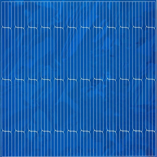 Multikristalline rückseitenkontaktierte MWT-Solarzelle.