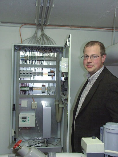 Marco Reinicke, Geschäftsführer bei R&T, plante das regelungstechnische Konzept und betreut die Anlage. „Die meisten Anlagen werden nicht optimiert, hohe Energieeinsparpotenziale bleiben so ungenutzt.“ In einem Wohnblock mit fünfzig Wohneinheiten wurde in einem Pilotprojekt durch die Erneuerung der Regelungstechnik und eine kontinuierliche Anlagenoptimierung eine Energieeinsparung von 25 % erzielt.