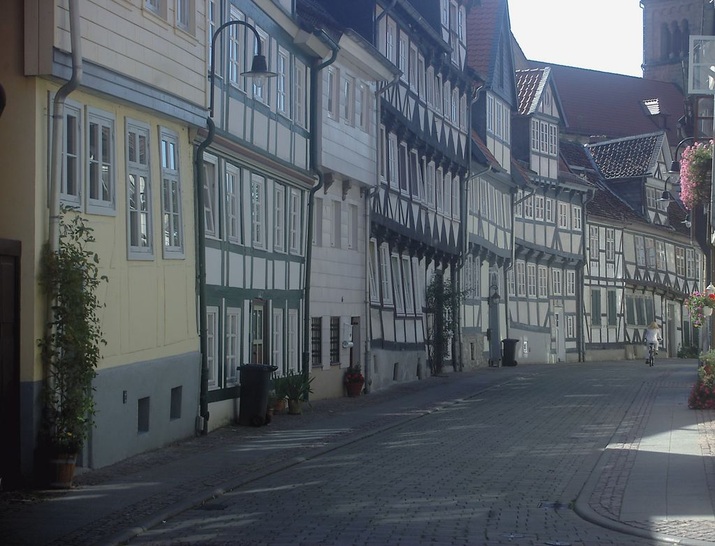 Ob Alt- oder Neubau ist für die Strom erzeugende Heizung von untergeordneter Bedeutung: Simulationen von Siemens Building Technologies zeigen, dass bei optimaler Steuerung und guter ­Auslegung des Systems die Primärenergieeinsparung weitgehend unabhängig vom Dämmstandard ist.