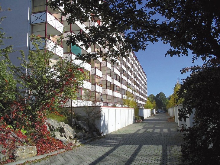 ecotech-Referenz in Sömmerda: Das mit Fernwärme beheizte Mehrfamilienhaus mit 192 Nutzeinheiten wurde im März 2006 mit ecotech ausgestattet. Bis Februar 2007 sank der Heizenergieverbrauch witterungsbereinigt um mehr als 10 %.