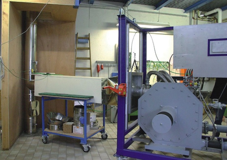 Raab: Versuchsaufbau zur thermischen Prüfung an einer metallischen Abgasleitung im Raab-Prüflabor.