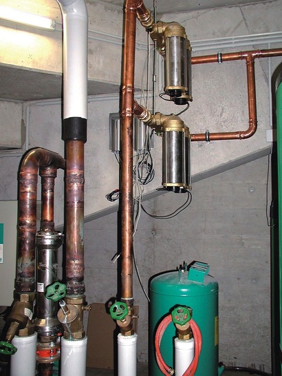 Im Hauptgebäude der Lipperlandhalle befindet sich zur Kaltwasserbehandlung ein permasolvent PT-S 65 ERF (vorne), ­dahinter sind die beiden parallelgeschalteten Warmwasser­behandler permasolvent primus PT-P 40 zu sehen. Derselbe Systemaufbau wurde zum Schutz der Leitungen auch im ­Nebengebäude installiert. - © perma-trade
