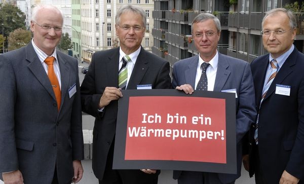 Die Initiatoren der Kampagne: Dr. Frank-Michael Baumann, Geschäftsführer EnergieAgentur Nordrhein-Westfalen; Paul Waning, Vorstandsvorsitzender BWP, Andreas Lücke, Geschäftsführer BDH, Karl-Heinz Stawiarski, Geschäftsführer BWP (v.l.). - © Wärmepumpen Aktionswochen 2008
 Die Initiatoren der Kampagne: Dr. Frank-Michael Baumann, Geschäftsführer EnergieAgentur Nordrhein-Westfalen; Paul Waning, Vorstandsvorsitzender BWP, Andreas Lücke, Geschäftsführer BDH, Karl-Heinz Stawiarski, Geschäftsführer BWP (v.l.).