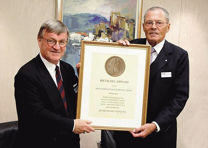 BHKS-Präsident Jürgen Diehl (links) übergibt Heinz Trox das Rietschel-Diplom. - © Trox
