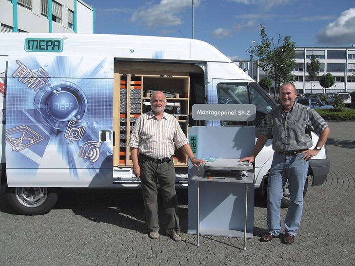 Mobile Produktmuster: Die Mepa-Fachberater Josef Kurscheid (links) und Bernd Titze informieren vor Ort über Produktneuheiten. - © Mepa
