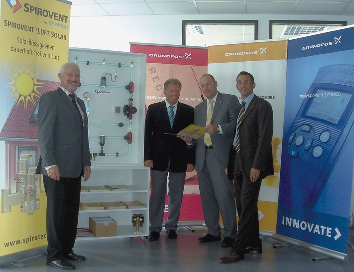 Übergabe des Funktions-Modells ‚Spirovent’: Michael Koch, Niederlassungsleiter Spirotech, ­Artur Meisenbacher, Niederlassungsleiter Grundfos Stuttgart, Michael Heyne, Verkaufsleiter ­Spirotech und Michael Schulz, Schulungsmanager Grundfos (v.l.).