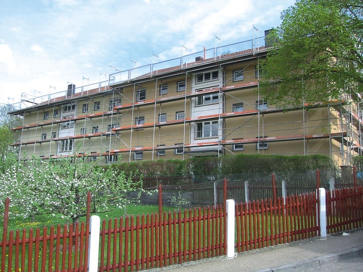 Wird im Bestand saniert, ist das Soll für den ersten Tag ein Muss, um die Badmodernisierung im bewohnten Zustand realisieren zu können: Demontage und Installation der Montagewände inklusive Beplankung im WC-Bereich, WC-Benutzung und fließend Wasser am Abend.