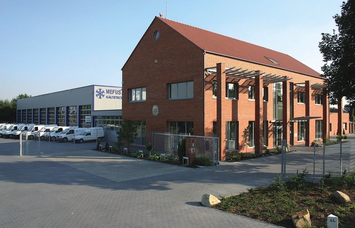 Energieeffizienz auf ungewöhnliche Art im Verwaltungsgebäude von Mefus & Frisch Kältetechnik: Eine Aktivierung der Außenhülle im ersten Obergeschoss hält die Temperatur der Außenfassade ganzjährig auf energetisch vorteilhaften 15 °C.