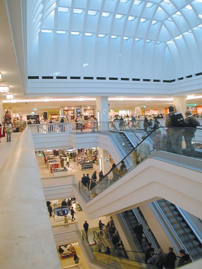 Für Besucher beeindruckend, für Lüftungsplaner eine Herausforderung: Mit monumentaler Größe erstreckt sich das Fahrtreppenauge mit Glaskuppel bis zum 6. Stockwerk.