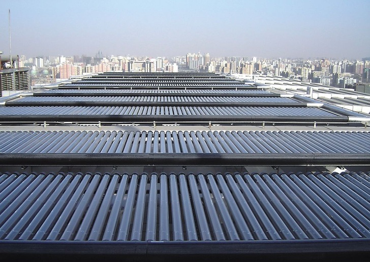Bei der Montage einer Solaranlage auf dem Olympic Tower in Peking überzeugten die Produkte und die Organisation von Elco. Für das Unternehmen ein wichtiger strategischer Schritt, um in den asiatischen Markt einzusteigen. - © Elco
