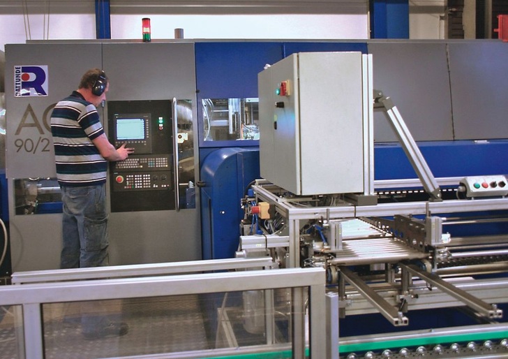 Watts Industries: Vollautomatische Großsäge zur Verarbeitung von Stangenmaterial. - © Watts Industries
 Watts Industries: Vollautomatische Großsäge zur Verarbeitung von Stangenmaterial.