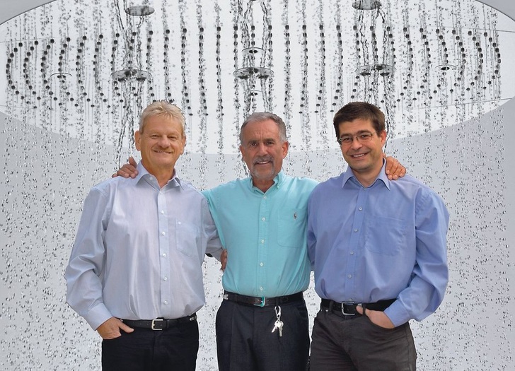 Klaus Grohe (Mitte) zieht sich aus der operativen Führung der Hansgrohe AG zurück. Sein Nachfolger an der Unternehmensspitze wird Siegfried Gänßlen. Richard Grohe (rechts) übernimmt die Position des stellvertretenden Vorstandsvorsitzenden.