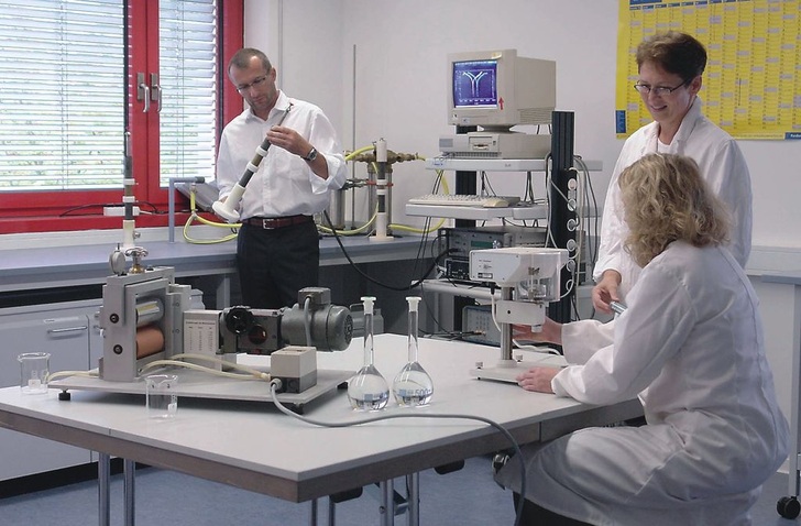 Hans und Michael Sautter legten 1982 mit nur 5000 Euro Startkapital den Grundstein für die heutige perma-trade Wassertechnik GmbH. Forschungsleiter Dr. Dietmar Ende und sein Team haben im Laufe der Jahre zahlreiche Standards in der chemiefreien Wasserbehandlung gesetzt.