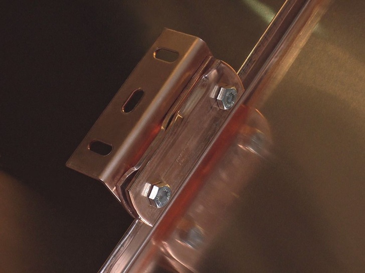 KME: Klemmhalterungen für Solaranlagen. - © KME
 KME: Klemmhalterungen für Solaranlagen.