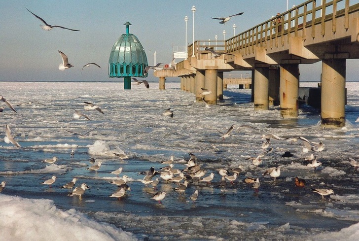 An der Spitze der Zinnowitzer Seebrücke bietet die weltweit erste Tauchgondel ihren Gästen ein neues Unterwasser-Erlebnis. - © Matthias Gründling
 An der Spitze der Zinnowitzer Seebrücke bietet die weltweit erste Tauchgondel ihren Gästen ein neues Unterwasser-Erlebnis.
