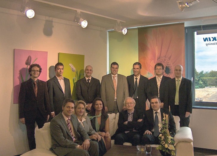 Daikin: Regionalverkaufsleiter Dirk Sager (vorne, 1. v.l.) mit seinem Hamburger Team und Chairman Werner Rolles (vorne, 2. v.r.) in der Wohlfühloase.