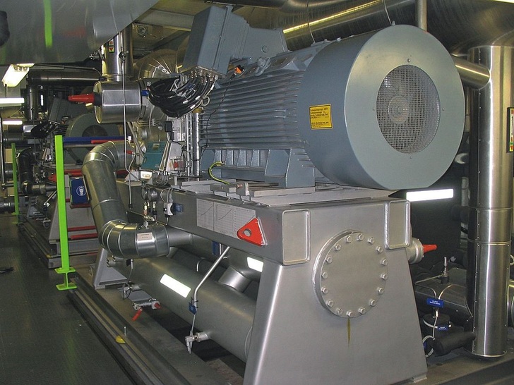 Schwingungsisoliert aufgestellte Kältemaschine in einer ­Technikzentrale auf dem Dach eines Produktionsgebäudes.