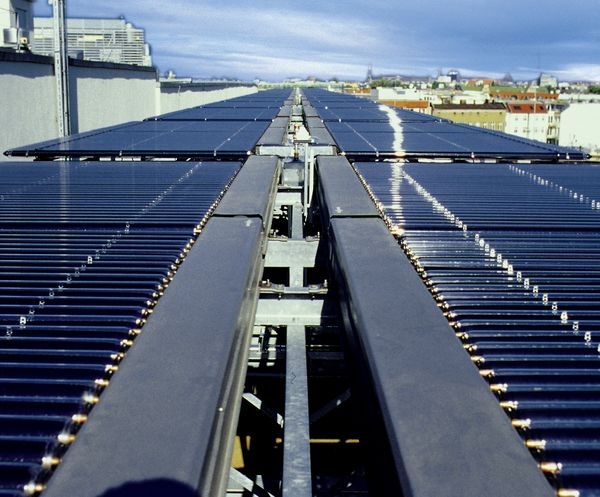 Vakuum-Röhrenkollektoren auf dem Bundespresseamt zur solaren Klimatisierung über Absorptionskältemaschinen. - © Viessmann [1]

[1] http://www.viessmann.de/de/
