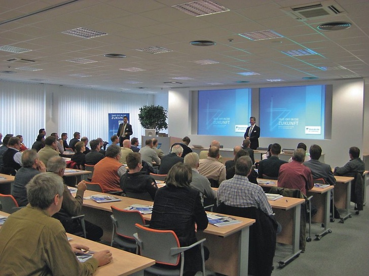 Xavier Feys, Geschäftsführer Daikin Germany, begrüßt die Teilnehmer des Fachforums im Daikin-Werk in Pilsen.