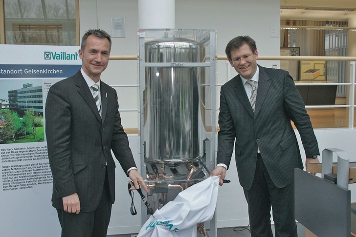 Dieter Müller, Geschäftsführer der Vaillant Group (rechts), und Frank Baranowski, Oberbürgermeister der Stadt Gelsenkirchen, bei der Übergabe der Wärmepumpe im Wissenschaftspark Gelsenkirchen. - © Vaillant
