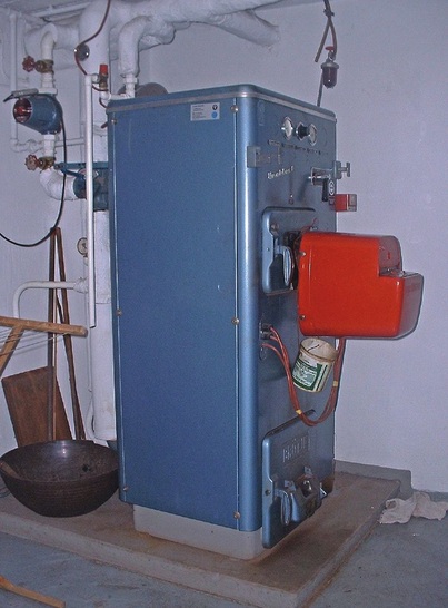 Heizungsanlagen halten länger als es für den Geldbeutel der Endgebraucher zuträglich ist. Oft wird erst modernisiert, wenn Grenzwertüberschreitungen oder ein Defekt keine andere Wahl lassen. Dass sich bei einer vorgezogenen Heizkesselerneuerung die Anschaffungskosten sogar in wenigen Jahren amortisieren können, ist zu wenig bekannt.