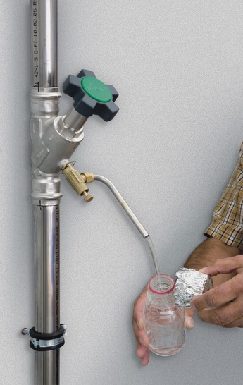 Viega: Das Easytop-Probenahmeventil kann auf allen gängigen Absperrarmaturen montiert werden. Be­täti­gungs­einheit wie Auslaufröhrchen sind um 360° drehbar.