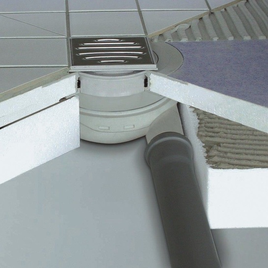 Sanit-Duschbord: Duschablauf, Duschbord und Unterbauelement ergeben eine hoch belastbare und wasserresistente Konstruktion.