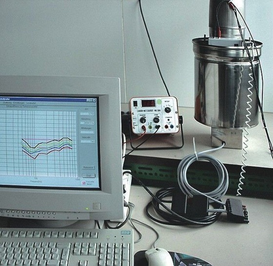 Messungen an einem Abgasschalldämpfer.